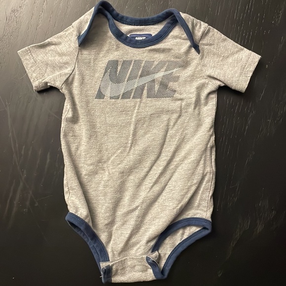 Nike onesie size 6/9M - Picture 4 of 4